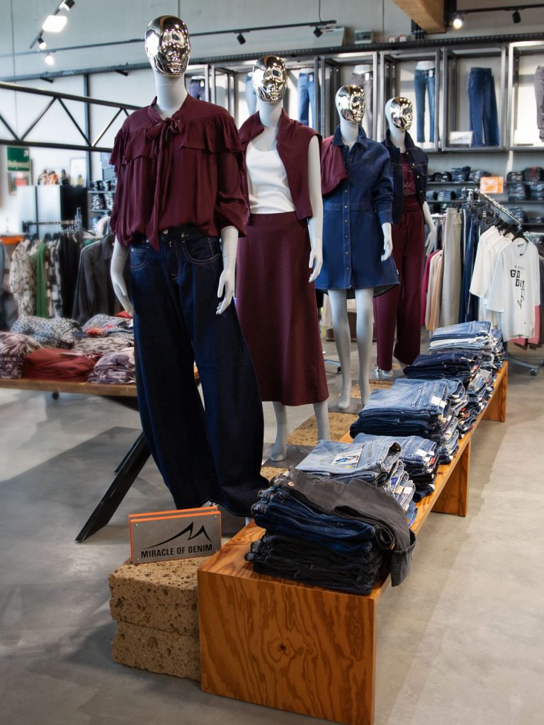 Hielscher Chamerau Mode Damen Herbst 2026 - Pullover, Shirts, Blusen, Kleider und Jeans - Modefarben Bordeaux und Dark Rinsed