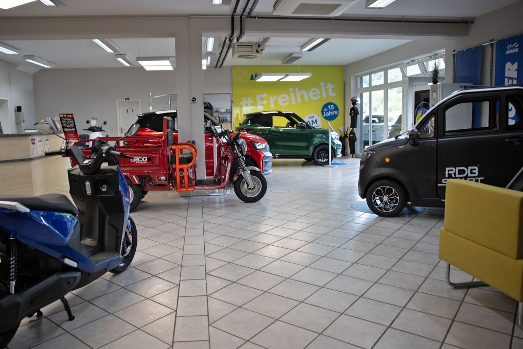 Ligier und Microcar Mopedautos in den Farben Rot, Grün und Grau, Ligier Store Cham, RDB Freizeit- und Senioren-Fahrzeuge in Blau, Rot und Grün